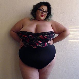 Model - LuckLucyBBW milf