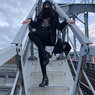 Model - Nessa Grid teen