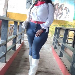 Model - selene_ebony feet