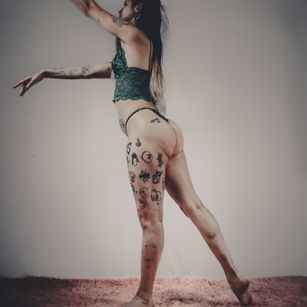 Model - Amy Black submissive