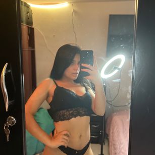 Model - Sara Leal atm