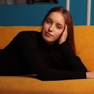 Model - EvaBryant pantyhose