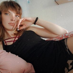 Model - LadyJade findom