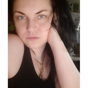 Model - Angelina relaxation