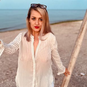 Model - MayaTrainor humiliation