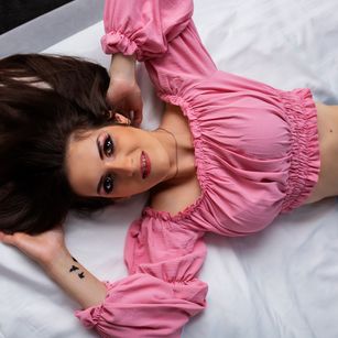 Model - ClaudiaFunny feet