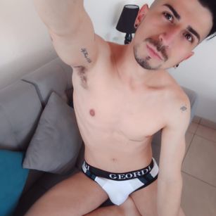 Model - LIAM-JACKOFF gape