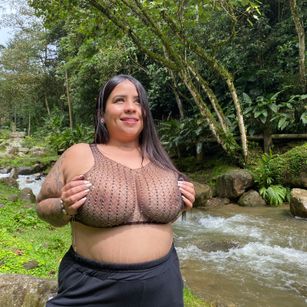 Model - Romina Smith curvy