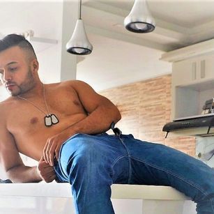 Model - Axxel Foster latino