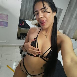 Model - Leah Davish footjob