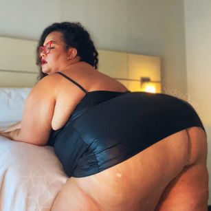 Model - Vicky Plush BigBooty