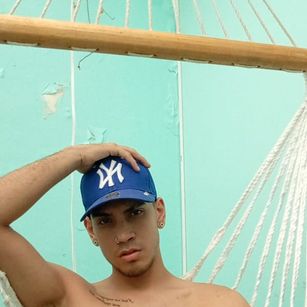 Model - Axel handjob