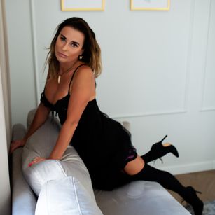 Model - JasminPretty brunette