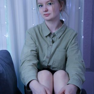 Model - Britney Blush feet