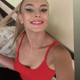 Model - Ellie Bloom dildo