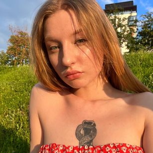 Model - Hanna Taylors dildo