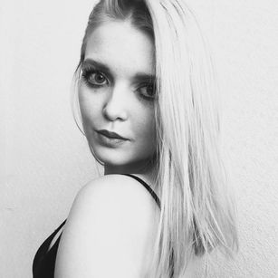 Model - Annie bigtits