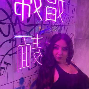 Model - Nicole Fancy curvy