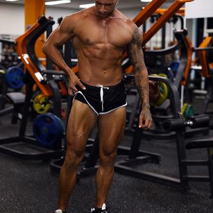 Model - ARON TRAINER young