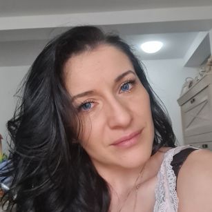 Model - AishaHazell smoking