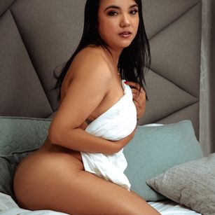 Model - EliizabethCruz dildo
