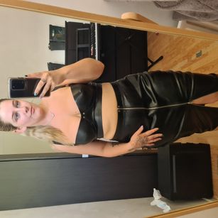 Model - GoddessMelissa9 feet