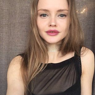 Model - Belle_White feet