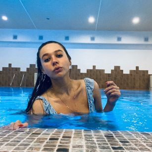 Model - Aurore Harris braces