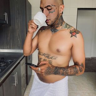 Model - aron tattos active