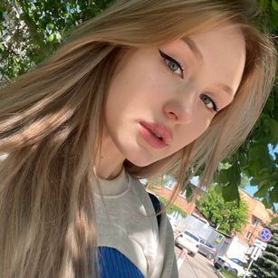 Model - Emelia Bounty bigass