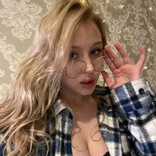 Model - Emelia Bounty Blonde