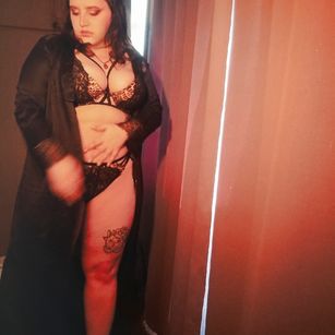 Model - Tihimoto pissing