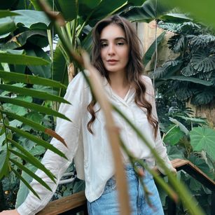 Model - Olivia bigtits