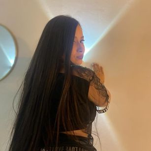 Model - Nicolle_long squirt