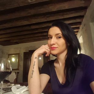 Model - AishaHazell spanking