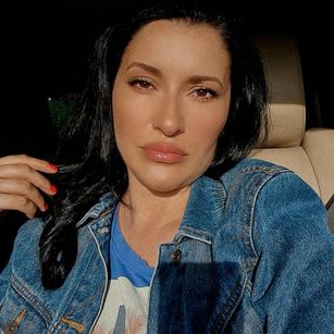 Model - AishaHazell spanking