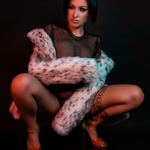 Model - QyanaEnyo latex