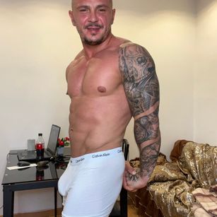 Model - andres_topali bigballs