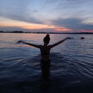 Model - Jess masturbation