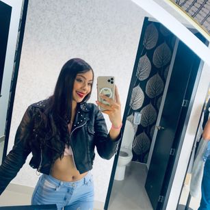 Model - ArianaColinns bigtits