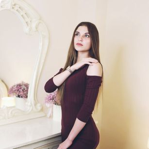 Model - Saracutie ass