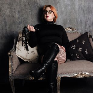 Model - NikolRedMilf striptease