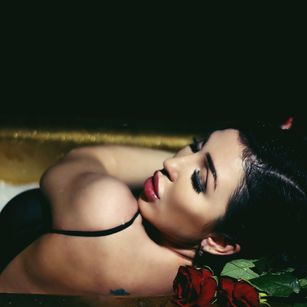 Model - Dalia Lavish masturbation