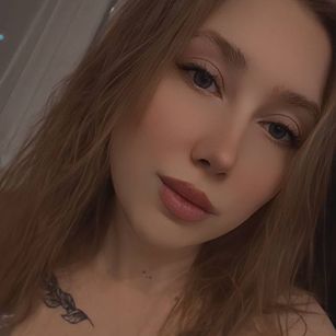 Model - Lily schoolgirl