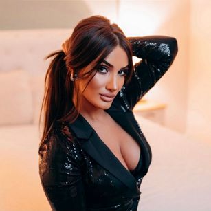 Model - AnnaKarev bigtits