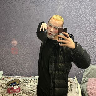 Model - Alexandro fingering