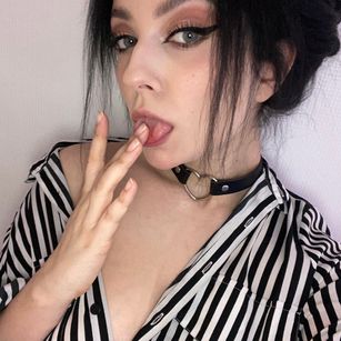 Model - Sara striptease