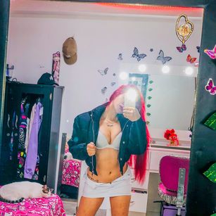 Model - MiaFoxx milf