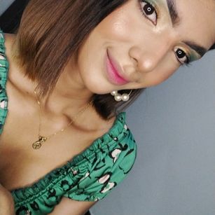 Model - Mia miller balloons