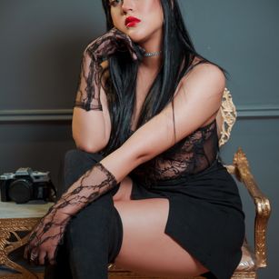 Model - LeonelaLake joi